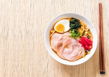 Baharatlı miso udon ramen noodle domuz eti ile