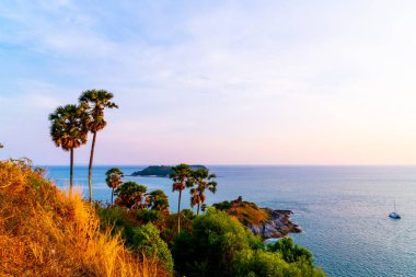 Phromthep Cape bakış açısıyla güzel günbatımı alacakaranlık gökyüzü p