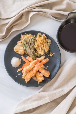 sebzeli karides tempura (hırpalanmış kızarmış karides)