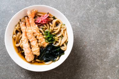 Udon ramen noodle ile karides tempura 