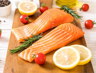 Limon domates Biberiye Biber ve tuz ile Çiğ somon fileto 