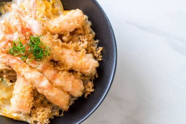 kızarmış karides tempura üzerinde pirinç kase tepesinde