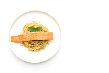 pesto yeşil ve somon makarna spagetti