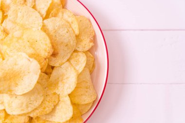 patates cipsi plaka üzerinde