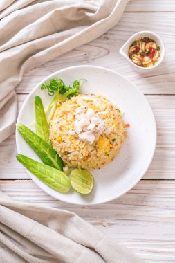 Yengeç kızarmış pilav