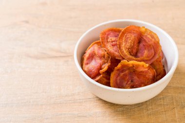 Kızarmış gevrek domuz pastırması