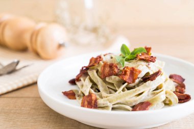 ıspanak fettuccine krem peynir beyaz sos ve pastırma ile