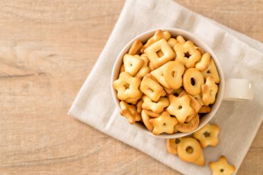 kahve ile bisküvi kraker