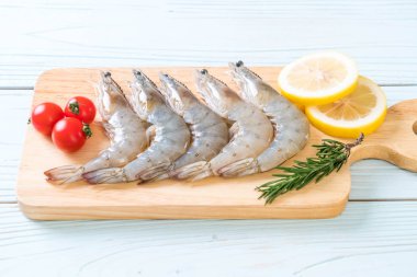 Tahtada çiğ karides ya da karides.