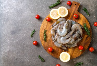 Tahtada çiğ karides ya da karides.