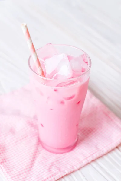 Roze aardbei milkshake — Stockfoto