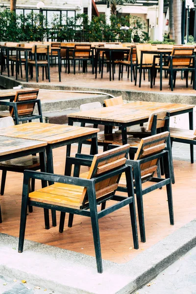 Mesa de madera vacía y silla en el restaurante al aire libre — Foto de Stock