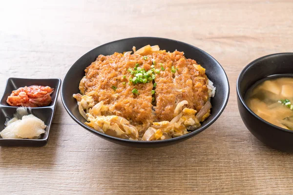 튀긴된 돼지고기 돈 까 스 덮밥 (Katsudon) — 스톡 사진