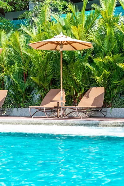 Belle parasol et chaise autour de la piscine à l'hôtel et r — Photo