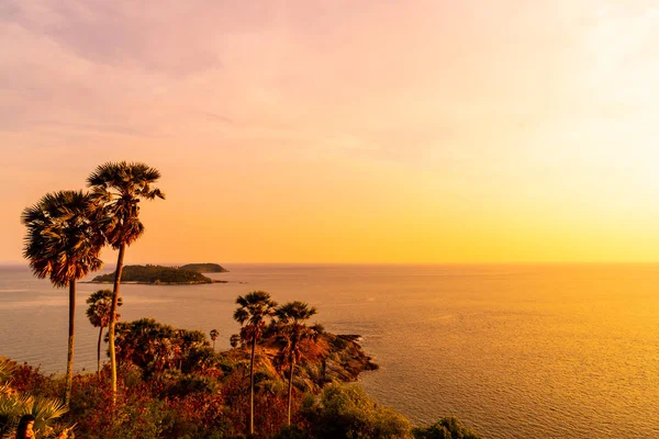 Phromthep Cabo mirador con hermoso atardecer crepúsculo cielo en P — Foto de Stock