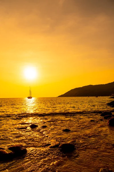 Σιλουέτα βάρκα στην θάλασσα και ωκεανό με όμορφο ηλιοβασίλεμα ουρανό — Φωτογραφία Αρχείου