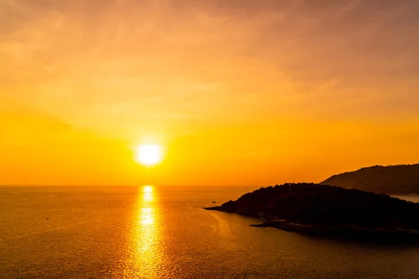 Όμορφη Λυκόφως ηλιοβασίλεμα ουρανό με θέα στη θάλασσα και ωκεανό — Φωτογραφία Αρχείου