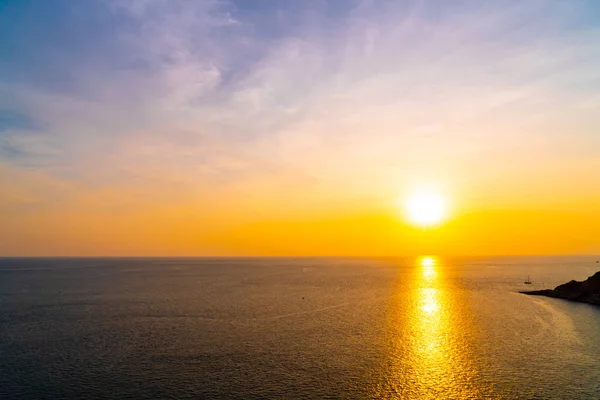 Hermoso crepúsculo puesta de sol cielo con el mar y el océano — Foto de Stock