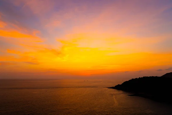 Όμορφη Λυκόφως ηλιοβασίλεμα ουρανό με θέα στη θάλασσα και ωκεανό — Φωτογραφία Αρχείου