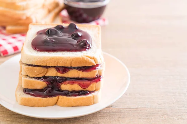 Pan con mermelada de arándanos — Foto de Stock