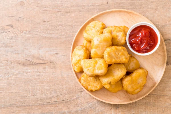 Nuggets de frango com molho — Fotografia de Stock