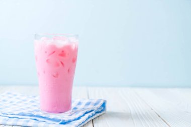 pembe çilek milkshake