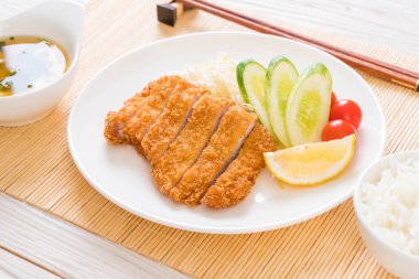 Japon derin kızarmış domuz pirzola (tonkatsu kümesi)
