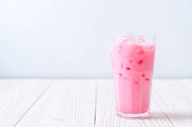pembe çilek milkshake
