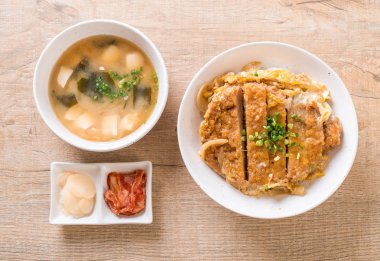 Kızarmış domuz pirzola tabağı (Katsudon)