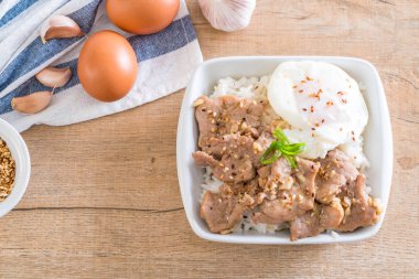 yumurta ile tepesinde pirinç Sarımsak soslu tavada kızartılmış domuz eti