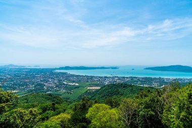 Phuket şehir manzarası ile deniz plaj 