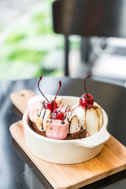 pişmiş hatmi ve dondurma ile çikolatalı kek