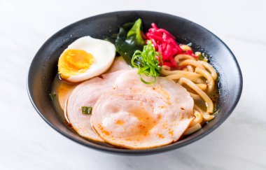 Baharatlı miso udon ramen noodle domuz eti ile