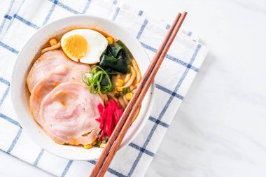 Baharatlı miso udon ramen noodle domuz eti ile