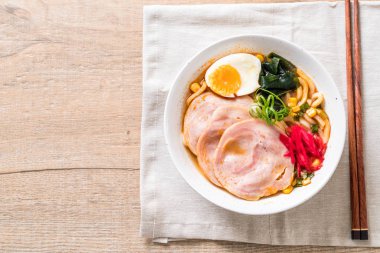 Baharatlı miso udon ramen noodle domuz eti ile