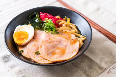 Baharatlı miso udon ramen noodle domuz eti ile