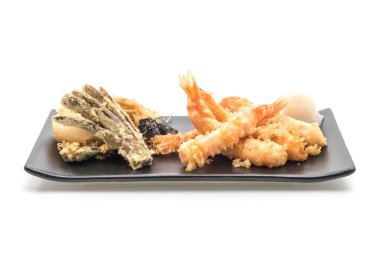 karides tempura (hırpalanmış kızarmış karides) beyaz arka plan üzerinde