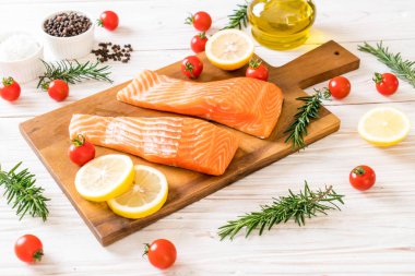 Limon domates Biberiye Biber ve tuz ile Çiğ somon fileto 