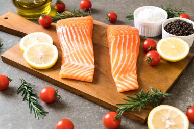 Limon domates Biberiye Biber ve tuz ile Çiğ somon fileto 