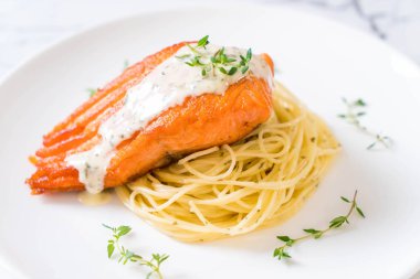 Kızarmış som balığı spagetti