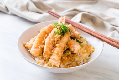 kızarmış karides tempura üzerinde pirinç kase tepesinde