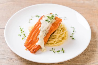 Kızarmış som balığı spagetti