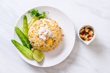 Yengeç kızarmış pilav