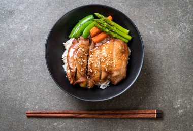 Teriyaki tavuk pilav kasesi