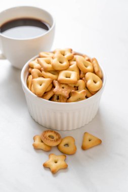 kahve ile bisküvi kraker