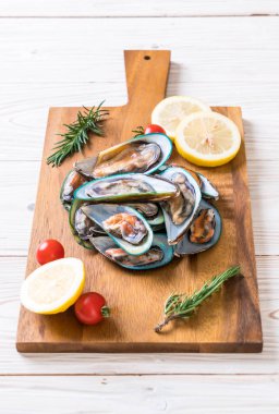 ahşap tahta üzerinde taze midye