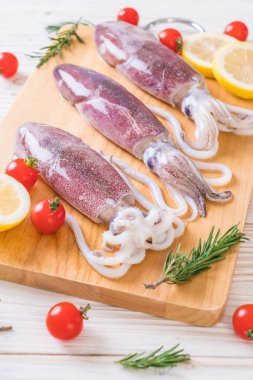 taze ahtapot veya mürekkep ahşap tahta üzerinde ham