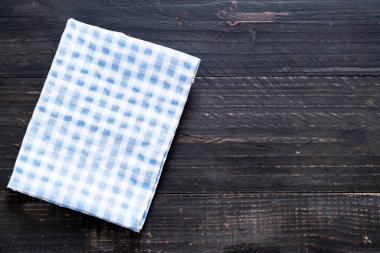 ahşap arka plan üzerinde mutfak bezi (peçete)