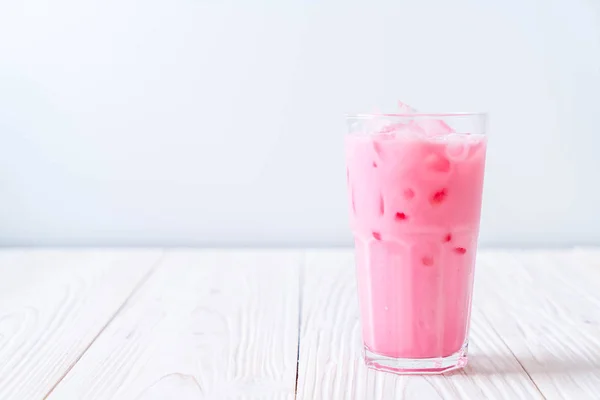 Roze aardbei milkshake — Stockfoto