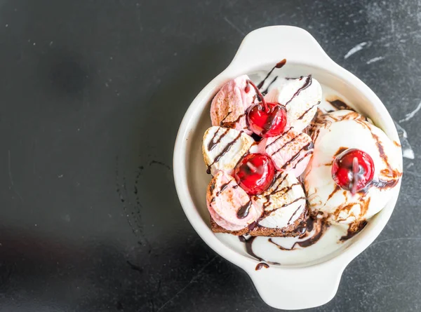 Malvavisco al horno y brownies de chocolate con helado — Foto de Stock